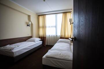 Фото номера Стандартный четырехместный номер Отель Hotel Cargo г. Слубице 3